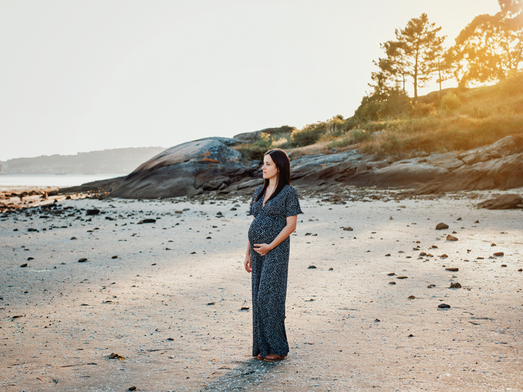 SESIONES MATERNIDAD EN LA PLAYA PONTEVEDRA
